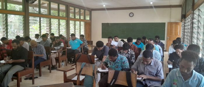 Studi bersama di ruang kelas